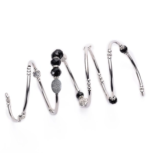 Bracelet bohème multicouche argenté avec perles noires et breloques de l'arbre de vie