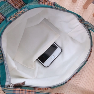 Détail de l'intérieur du sac cabas à carreaux montrant la poche et la fermeture éclair
