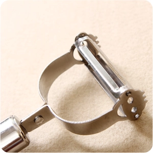 Dual-blade stainless steel peeler with serrated and smooth edges for fruits and vegetables