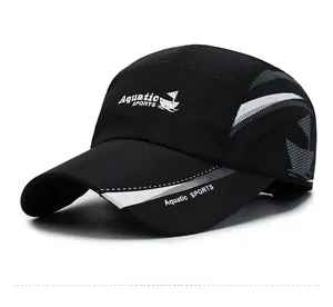 Dettaglio del cappellino da baseball traspirante ad asciugatura rapida con logo