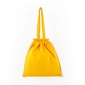 Détail du sac à cordon en toile jaune montrant la corde en coton et le pli de fermeture