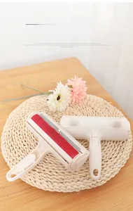 Gros plan sur la brosse en fibres électrostatiques rouges pour poils d'animaux