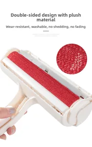 Vue détaillée de la brosse anti-poils d'animaux avec surface en velours rouge dense