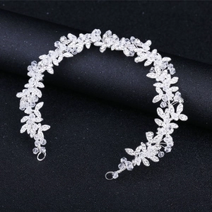 Macro di fascia per capelli da sposa con fiori di cristallo e foglie di strass