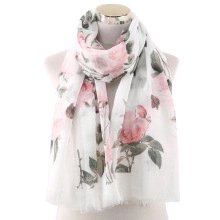 Detail eines leichten weißen Schals mit rosa Blüten und grünen Blattmustern
