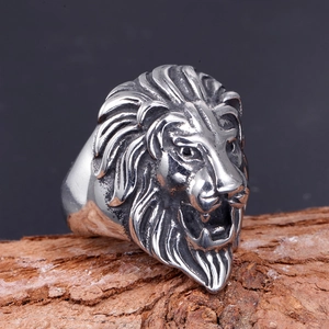 Dettaglio anello testa di leone in argento vintage su sfondo con texture di corteccia naturale