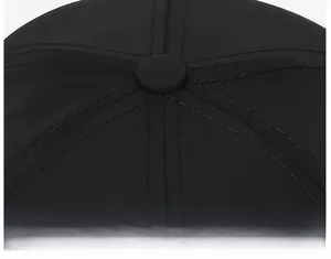 Détail de la calotte et des doubles coutures renforcées sur ce chapeau de soleil noir