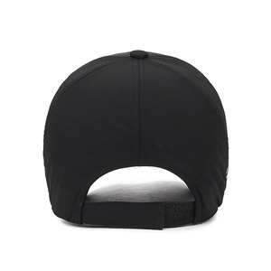 Vue arrière de la casquette de pêche noire à séchage rapide avec sangle Velcro réglable