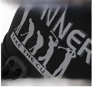 Détail macro du tissu noir avec motif de golf et inscription Take The Cup