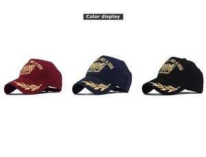Détails des casquettes avec broderie de blason de lion doré et feuilles d'olivier