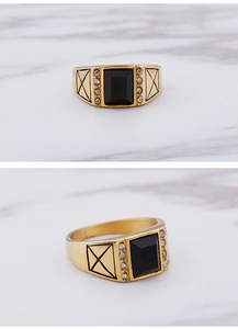 Détails de la bague en or avec pierre noire carrée et diamants sur marbre