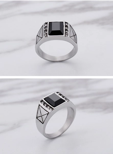 Détail de bague vintage argentée pour homme avec pierre noire carrée et petits diamants