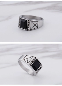 Détail de la bague vintage en acier avec pierre noire carrée et cristaux latéraux