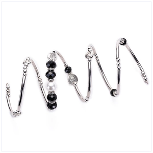 Détail d'un bracelet spirale bohème multicouche avec perles et breloque Arbre de Vie