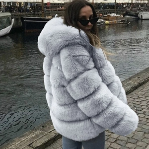 Zijaanzicht van een faux fur jas met capuchon en een horizontaal gestreept paneelontwerp