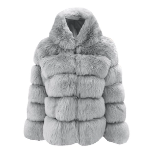 Detail van lichtgrijze faux fur jas met capuchon en horizontale gelaagde textuur
