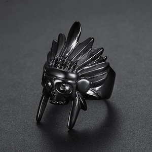 Herrenring aus mattem schwarzem Edelstahl mit Indianer-Häuptling-Totenkopf und Federn