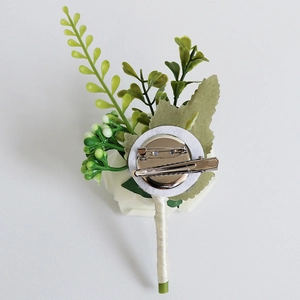 Boutonnière rose en soie blanche avec double attache épingle et pince pour mariage