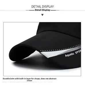 Dettaglio della visiera del cappello con bordo bianco e marchio di testo Aquatic SPORT