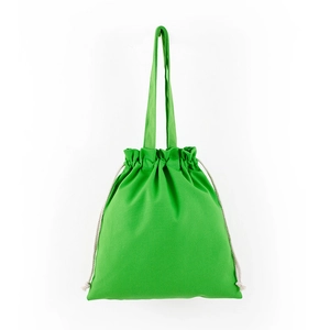Détail du sac à cordon en toile verte avec cordes en coton beige et longues bandoulières
