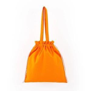 Détail d'un sac en toile orange avec cordon de serrage et poignées robustes