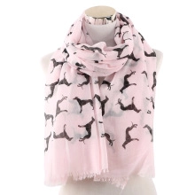 Detail eines rosa Schals mit schwarzem Hundemuster und weichen Fransen am Model