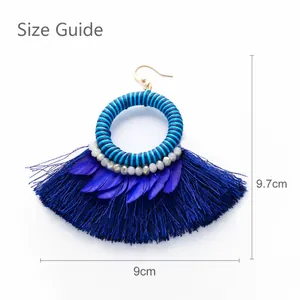 Guía de tallas de pendientes bohemios con borlas azules, plumas y cuentas grises