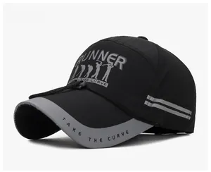 Détail du cordon de serrage réglable et des bandes réfléchissantes sur la casquette noire