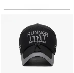 Vue de face de la casquette RUNNER noir et gris avec bord long et tissu respirant