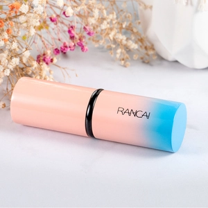 Dettaglio pennello trucco retrattile con sfumatura rosa-blu e logo Rancai stampato