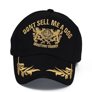 Détail de la broderie lion dorée et des feuilles sur une casquette en coton noir