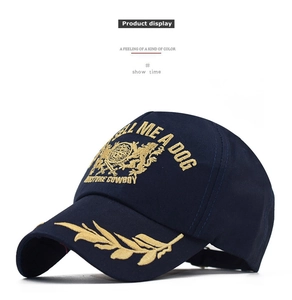 Détails d'une casquette bleu marine avec broderie de feuilles dorées et écusson classique