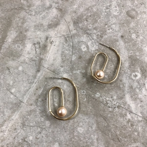 Minimalist gold spiral irregular metal earrings with elegant light pink pearl accents