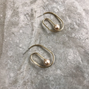 Irregular gold curved hoop earrings with pearls in minimalist South Korean style
