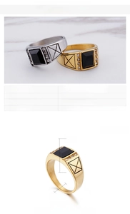 Vue détaillée d'une bague pour homme en acier doré de 12mm avec pierre noire et zircone cubique
