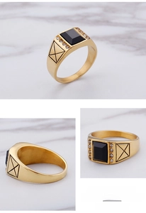 Détails d'une bague pour homme en acier doré avec pierre noire et oxydes de zirconium