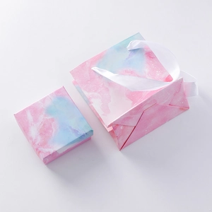 Set scatola regalo per gioielli in marmo rosa e blu con manici in nastro di seta bianca