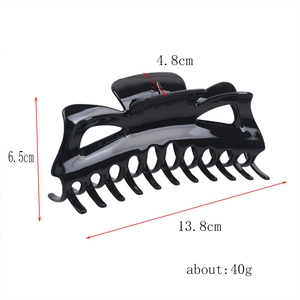 Detailed size chart of large black hair claw clip measuring 13.8cm length and 40g weight
