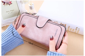 Rosa mattes Portemonnaie für Damen mit Maßen 19cm x 10cm und elegantem Verschluss