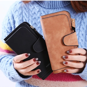 Detailansicht der langen Damen-Brieftaschen in Schwarz und Caramel aus mattem Leder