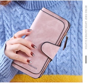 Detailaufnahme der rosa mattierten Lederbrieftasche mit Forever-Gravur und Druckverschluss