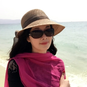 Chapeau de paille à large bord pour femme avec lunettes et écharpe rose sur la plage