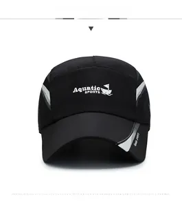 Dettaglio del logo Aquatic SPORTS e linee riflettenti grigie su cappello nero sportivo