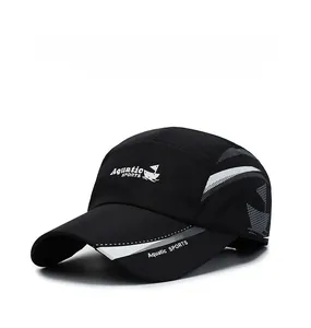 Dettaglio del logo Aquatic Sports e mesh traspirante sul cappello sportivo ad asciugatura rapida