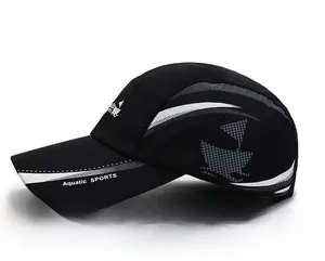 Dettaglio cappellino sportivo nero asciugatura rapida con logo Aquatic SPORTS e mesh