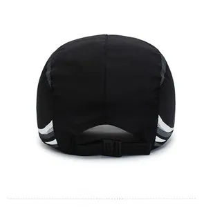 Vista posteriore del cappello da baseball a asciugatura rapida con cinturino regolabile