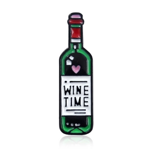 Detail der Weinflaschen-Emaille-Brosche mit rosa Herz und Wine Time Texteingravur