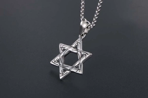Detailed view of hexagram star pendant with intricate thorn texture on box chain