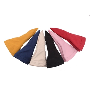 Vue à plat de chapeaux de soleil pliables à larges bords pour femmes en six couleurs