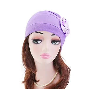 Turbat violet pour femme avec fleur 3D élégante sur le côté et plis souples